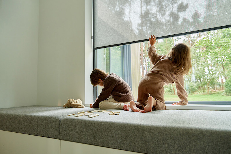 Child- and animal-friendly roller blinds
